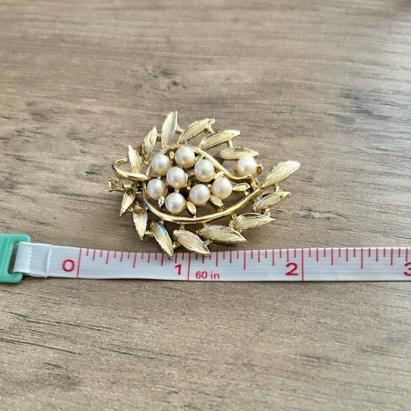Vintage style Gold and Pearl Leaf Brooch - Picture 4 of 5
